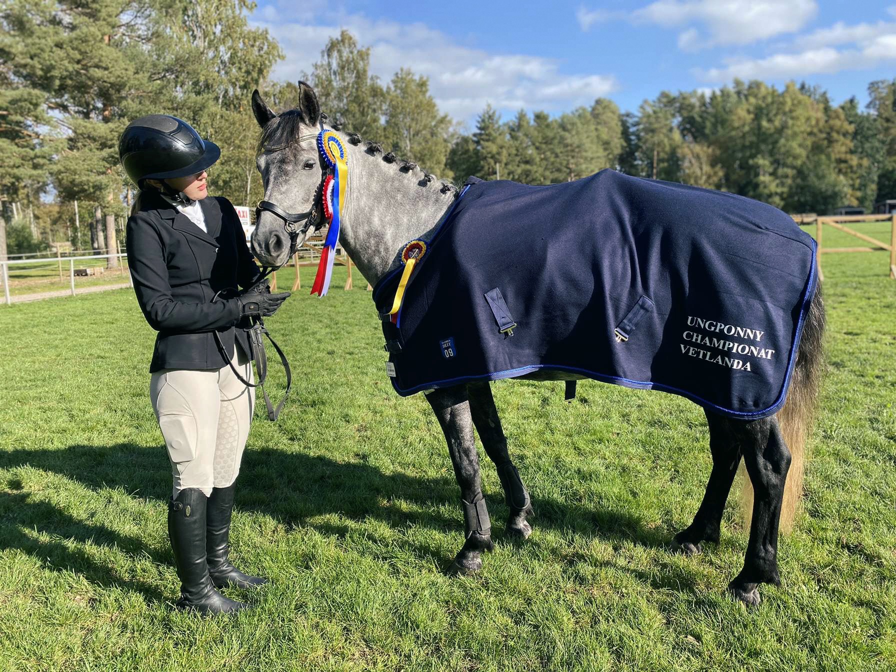 Alva & Ullabella, vinnare av 5-årschampionatet i hoppning